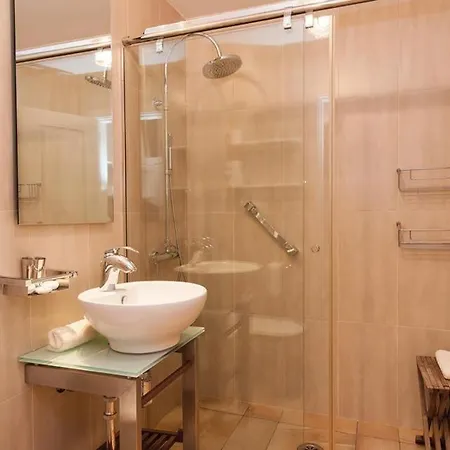 Sleeps 8 Pool Air Con Wifi
