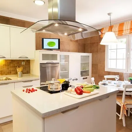 Sleeps 8 Pool Air Con Wifi Villa