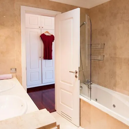 Sleeps 8 Pool Air Con Wifi Villa